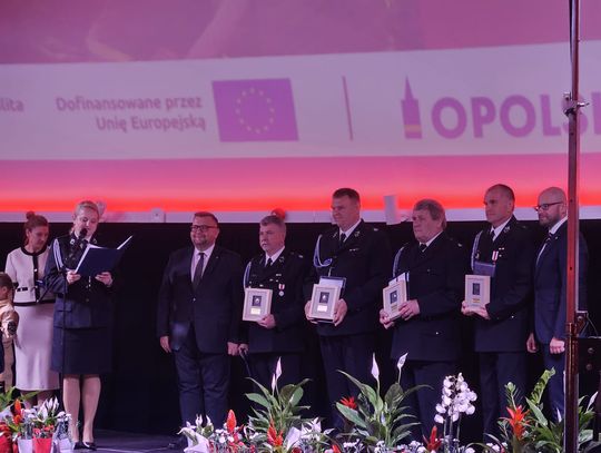 Strażacy OSP z regionu opolskiego podczas gali wręczenia wyróżnień i odznaczeń dla druhów