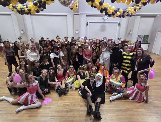 Strzeleczki: Babski Comber porwał panie do zabawy Uczestniczki Babskiego Combra w Strzeleczkach w barwnych przebraniach podczas tańca i zabaw w Domu Kultury.