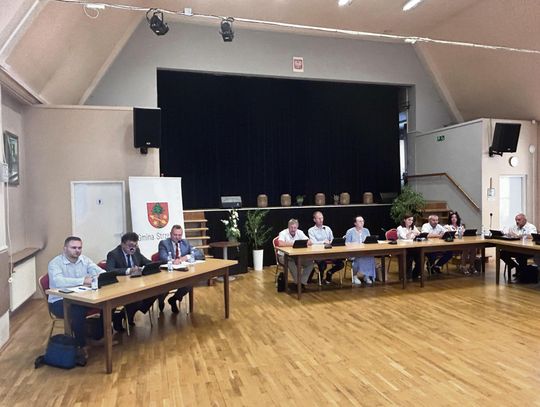 Sesja Rady Miejskiej w Strzeleczkach podczas prezentacji raportu OPS