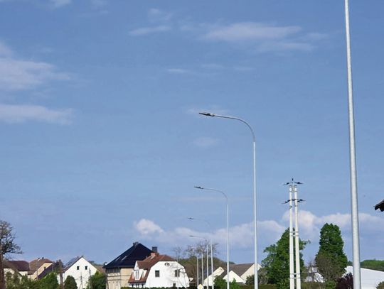 Nowoczesne lampy LED oświetlające ulicę w gminie Strzeleczki po zakończonej modernizacji