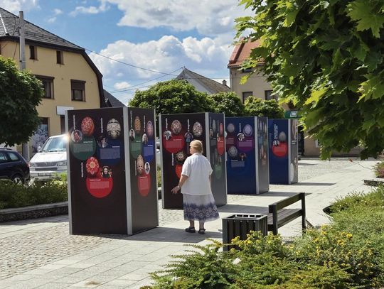 Plenerowa wystawa kroszonek i pisanek na Rynku w Strzeleczkach — ekspozycja konkursowych prac