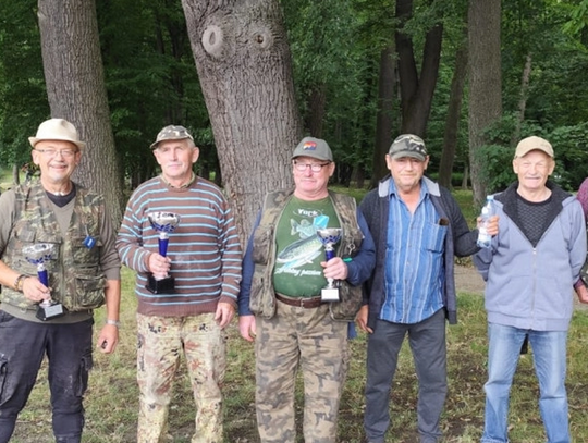 Strzeleczki: seniorzy na podium zawodów wędkarskich PZW
