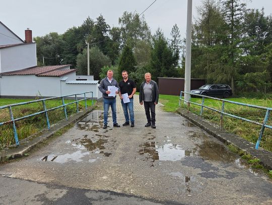 Na zdjęciu most nad rzeką Biała w Strzeleczkach, przy którym trwa przygotowanie terenu pod modernizację i rozbiórkę starych elementów konstrukcji.