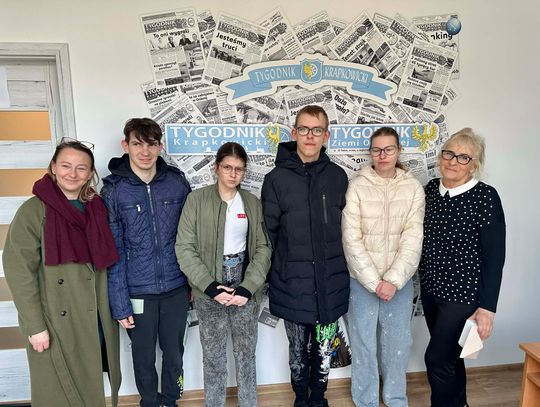 Uczniowie z Zespołu Szkół Specjalnych im. Juliana Tuwima w Krapkowicach podczas przedświątecznej wizyty w redakcji z własnoręcznie wykonaną kartką wielkanocną