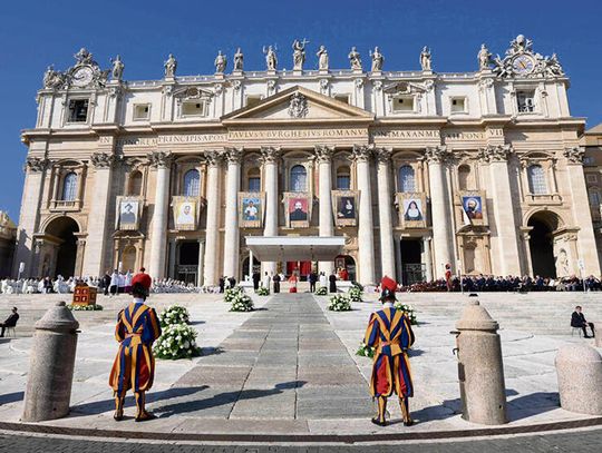 Święci znani i nieznani. Kim są bohaterowie uroczystości Wszystkich Świętych?
