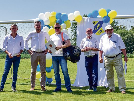 Uczestnicy jubileuszu 80‑lecia LZS Kujawy podczas uroczystości na klubowym boisku.