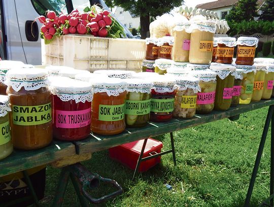 Swojskie wyroby wracają na Plac Eichendorffa! „Straganik” ponownie kusi zapachami i regionalnymi smakami Stoiska z regionalnymi produktami podczas wydarzenia „Straganik” na Placu Eichendorffa w Krapkowicach