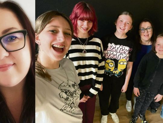 Instruktorka Edyta Kręgiel‑Morawiec podczas zajęć wokalnych w Krapkowickim Domu Kultury — praca z młodymi wokalistami