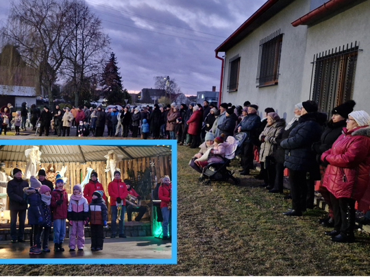Na zdjęciu Mieszkańcy Walec wspólnie kolędują przy szopce na Kadubku przy akompaniamencie orkiestry dętej