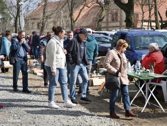 Tłumy na Giełdzie Staroci w Pałacu Rozkochów Tłumy na Giełdzie Staroci w Pałacu Rozkochów