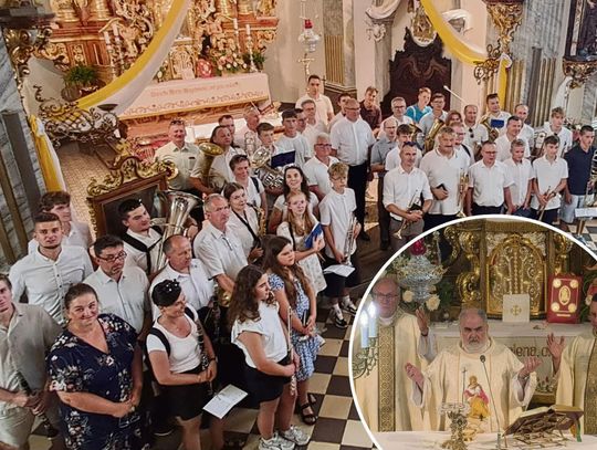 Procesja Eucharystyczna z obrazem św. Marii Magdaleny podczas odpustu w Jasionej, orkiestra i pielgrzymi wokół kościoła