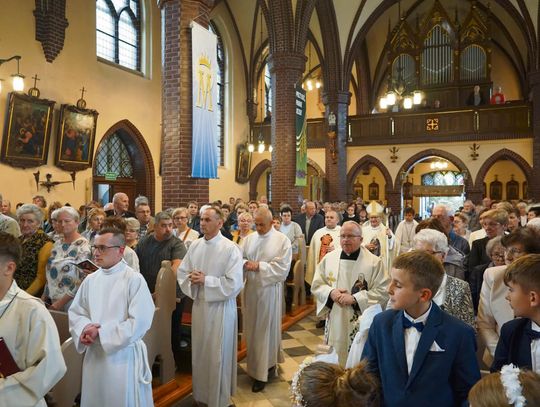 Wierni zgromadzeni w kościele w Komornikach podczas uroczystości ku czci św. Rity z udziałem biskupa Waldemara Musioła