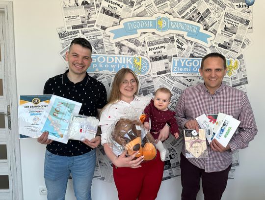 Lilia Menz z Żywocic odbiera nagrody w akcji Dzidziuś Miesiąca Tygodnika Krapkowickiego wraz z rodzicami w redakcji
