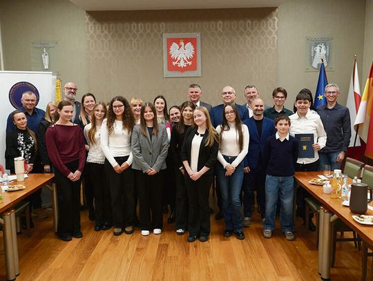 Nowo zaprzysiężeni radni Młodzieżowej Rady Miejskiej w Gogolinie podczas pierwszej sesji w Urzędzie Miejskim