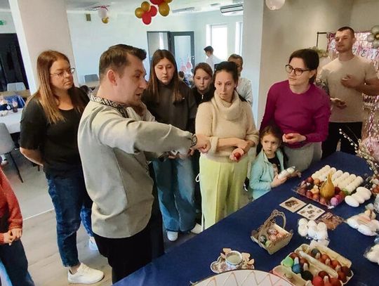 Uczestnicy warsztatów kroszonkarskich w Krępnej podczas zdobienia jaj tradycyjną techniką rytowniczą