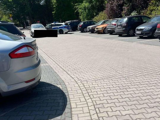 Ratownicy i lekarz próbujący reanimować mężczyznę przed przychodnią w Gogolinie