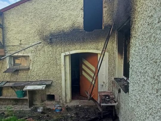 Na zdjęciu strażacy gaszą płonący dom jednorodzinny w Brożcu, w którym znaleziono ciało 80-letniego mężczyzny.