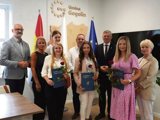 Nauczycielki z gminy Gogolin odbierają akty nadania stopnia nauczyciela mianowanego w Urzędzie Miejskim.