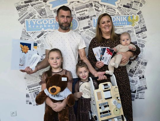 Pięciomiesięczna Milena Urbańska z rodzicami Karoliną i Robertem oraz starszymi siostrami podczas odbioru nagród w redakcji „Tygodnika Krapkowickiego”.