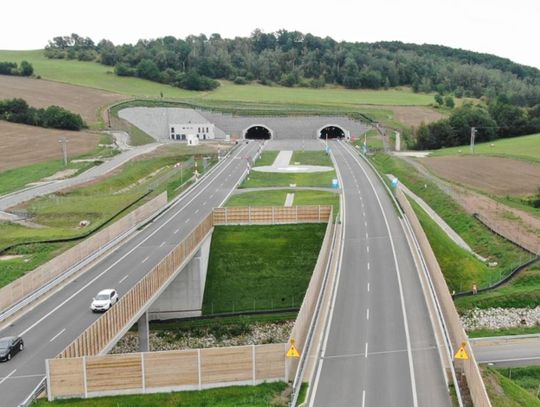 Widok autostrady A4 przebiegającej przez Park Krajobrazowy Góra Świętej Anny – zdjęcie poglądowe GDDKiA