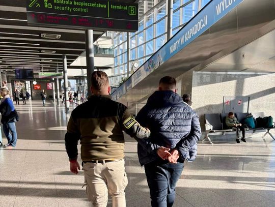 Policjanci z Krapkowic zatrzymali poszukiwanego 32-latka po przylocie na lotnisko Katowice–Pyrzowice