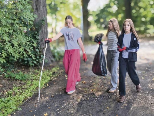 Uczniowie z Krapkowic i okolic podczas akcji Sprzątanie Świata – zbieranie odpadów w terenie
