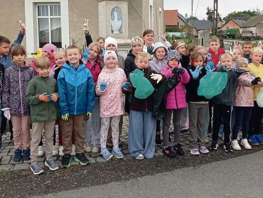 Uczniowie Zespołu Szkolno-Przedszkolnego w Komornikach podczas akcji „Sprzątanie świata” porządkującej okolice szkoły i tereny zielone.