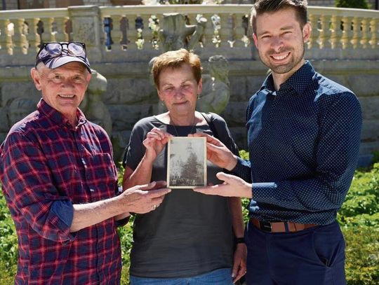 Odnaleziona fotografia z 1898 roku przedstawiająca robotników podczas rozbudowy pałacu w Mosznej