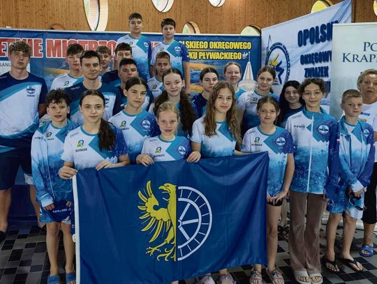 UKS Delfin Krapkowice z trzecim miejscem w klasyfikacji klubowej. Cztery srebra w sztafetach i powołania do Kadry Marszałkowskiej Zawodnicy UKS Delfin Krapkowice podczas Letnich Mistrzostw Okręgu Opolskiego na pływalni Wodna Nuta