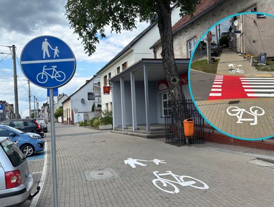 Nowa ścieżka pieszo‑rowerowa na ulicy Opolskiej w Krapkowicach z czerwonym oznakowaniem na chodniku