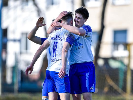 Piłkarze Unii Krapkowice świętują zwycięstwo 3–0 nad Racławiczkami podczas derbów BS IV ligi na stadionie w Krapkowicach.