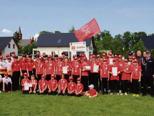 Drużyny OSP rywalizujące podczas zawodów sportowo‑pożarniczych w Strzeleczkach w upalną sobotę.