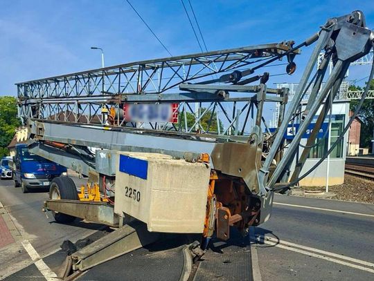 Żuraw utknął na przejeździe kolejowym w Gogolinie. Kierowcy muszą uważać