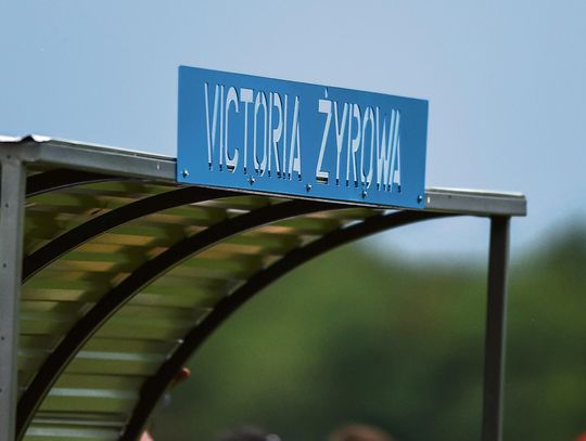 Piłkarze Victorii Żyrowa świętują historyczny awans do BS IV ligi na tle klubowego obiektu.