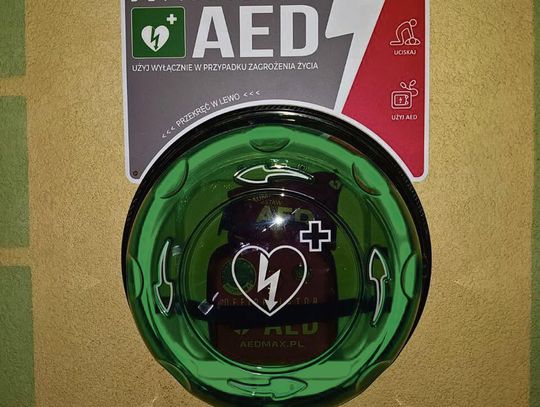 Defibrylator AED zamontowany na ścianie Centrum Aktywizacji Wiejskiej w Choruli w gminie Gogolin. Urządzenie zakupiono ze środków Funduszu Sołeckiego.