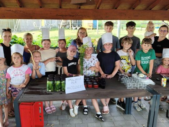 Mieszkańcy Oleszki podczas międzypokoleniowych warsztatów przygotowywania domowych przetworów i dżemów