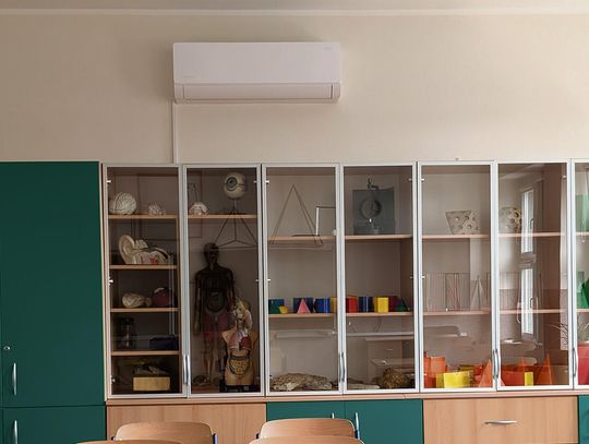Odświeżone sale, nowe oświetlenie i wyposażenie w gogolińskich szkołach po wakacyjnych remontach przed rozpoczęciem roku szkolnego.