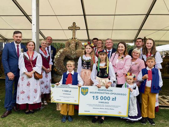 Mieszkańcy sołectwa Walce prezentują swoją koronę dożynkową i stoisko podczas Wojewódzkich Dożynek w Kluczborku.