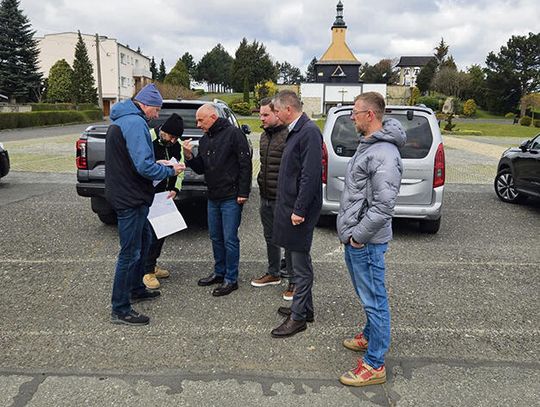 Przebudowa wąskiej ulicy Polnej w Malni – trwające prace drogowe i modernizacja infrastruktury przy kościele
