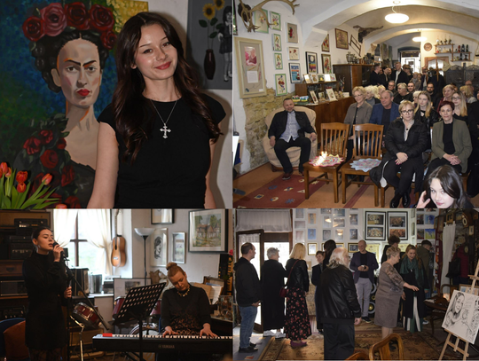 Uczestnicy wernisażu wystawy „Przez życie” w galerii Studnia w Krapkowicach oglądają prace Michaliny Lucimy