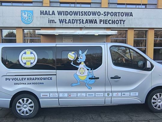 Wielka radość w PV Volley Krapkowice! Klub ma własną szatnię i długo wyczekiwanego busa PV Volley Krapkowice przy nowej klubowej szatni i busie w hali sportowej w Otmęcie