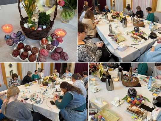 Uczestniczki konkursu kroszonkarskiego w Zdzieszowicach prezentujące ręcznie rytowane wielkanocne jajka