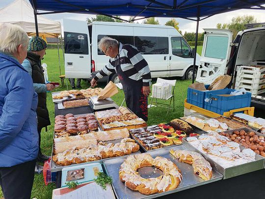 Wielkanocne zakupy wprost od regionalnych producentów Straganik w Krapkowicach – stoiska z lokalnymi produktami, miody, warzywa i tradycyjne wyroby na Placu Eichendorffa