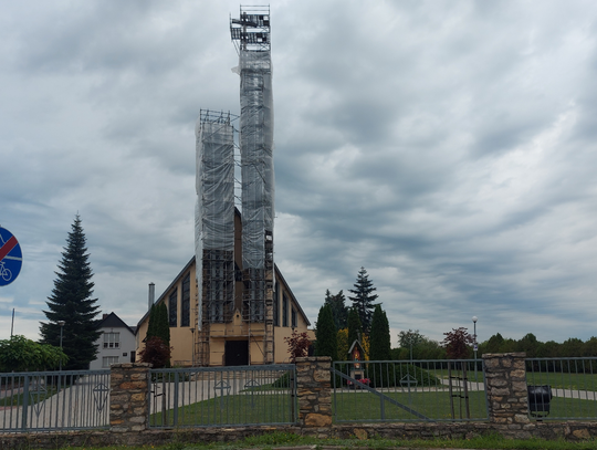 Remontowana wieża kościoła pw. św. Floriana w Żywocicach.  Facebook