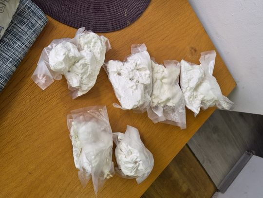 Wjechał w nieoznakowany radiowóz. Policjanci znaleźli ponad 2 kg amfetaminy Opole: kolizja z radiowozem doprowadziła do odkrycia narkotyków Miał zakaz prowadzenia i ponad 2 kg amfetaminy. 43-latek aresztowany