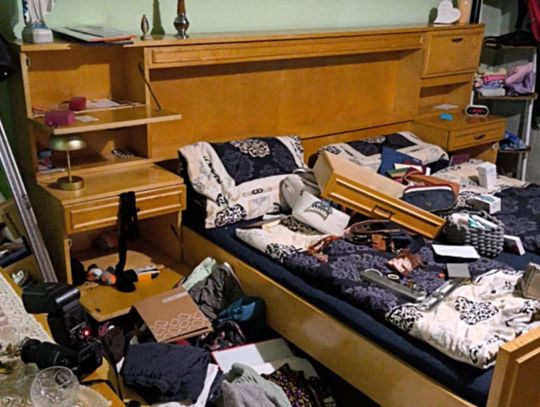 Włamanie do domu w Otmęcie – zniszczone drzwi i ślady plądrowania po kradzieży