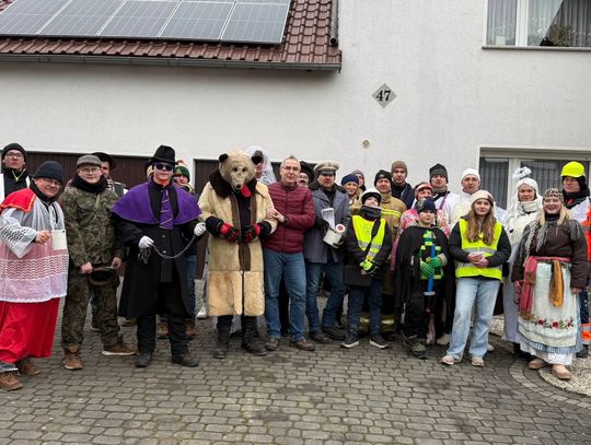 Tradycyjne wodzenie niedźwiedzia w Rogowie Opolskim – korowód OSP
