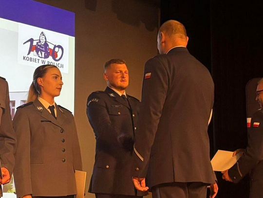 Uroczystości Święta Policji z udziałem funkcjonariuszy i pocztu sztandarowego na placu w Krapkowicach.
