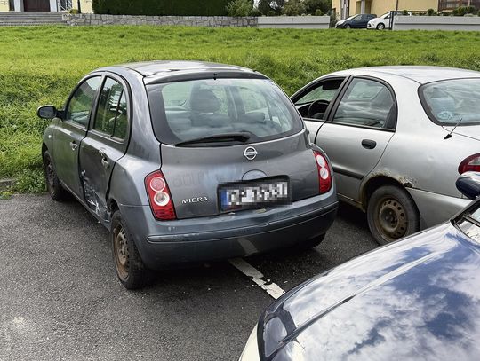 Były market Tesco w Otmęcie – niszczejący budynek i parking, na którym stoją samochody