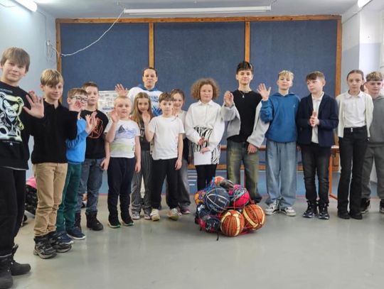 Uczniowie Publicznej Szkoły Podstawowej nr 2 w Zdzieszowicach korzystają z nowego sprzętu sportowego przekazanego przez Stowarzyszenie Masters